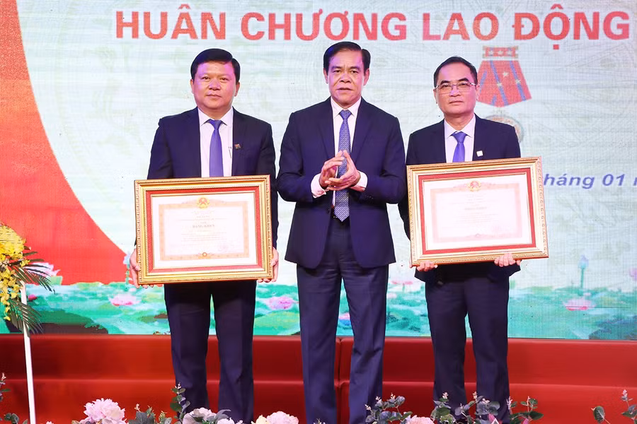 Chủ tịch UBND tỉnh Võ Trọng Hải trao bằng khen của Thủ tướng Chính phủ cho 2 cá nhân có thành tích xuất sắc trong công tác giai đoạn 2018 - 2022. Chủ tịch UBND tỉnh Võ Trọng Hải trao bằng khen của Thủ tướng Chính phủ cho 2 cá nhân có thành tích xuất sắc trong công tác giai đoạn 2018 - 2022.