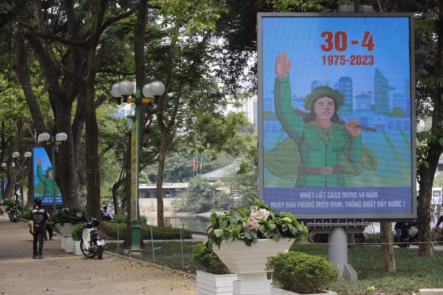 Khu vực quanh Hồ Hoàn Kiếm cũng xuất hiện các tấm áp phích.