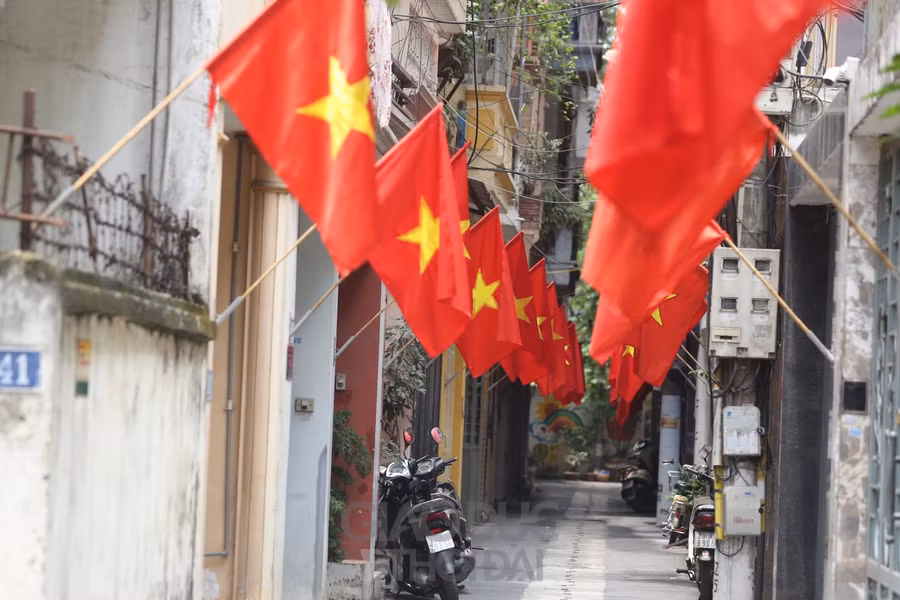 Do lượng người dân trở về quê, đi du lịch rất đông, nên thành phố bỗng trở nên yên bình.