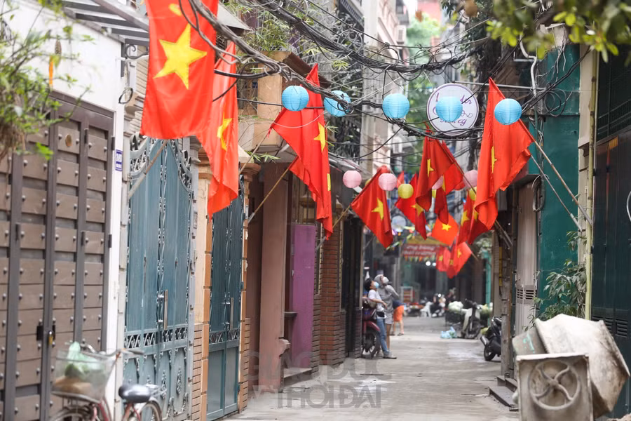 Từ những con ngõ nhỏ tại Hà Nội, cờ đỏ sao vàng được người dân cắm bên ngoài cửa nhà để chào mừng 2 ngày lễ lớn.