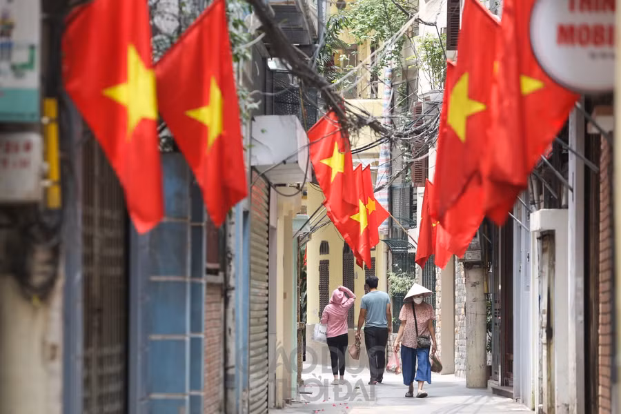 Hà Nội rực rỡ cờ hoa chào mừng ngày thống nhất đất nước ảnh 6