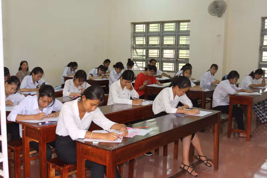 Các thí sinh tham dự Kỳ thi tuyển sinh vào lớp 10, năm học 2020-2021 tại trường THPT Dân tộc nội trú N" Trang Lơng.