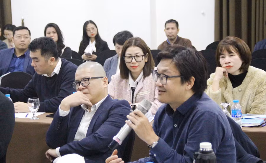TS Phạm Sỹ Thành trao đổi tại tọa đàm. TS Phạm Sỹ Thành trao đổi tại tọa đàm.
