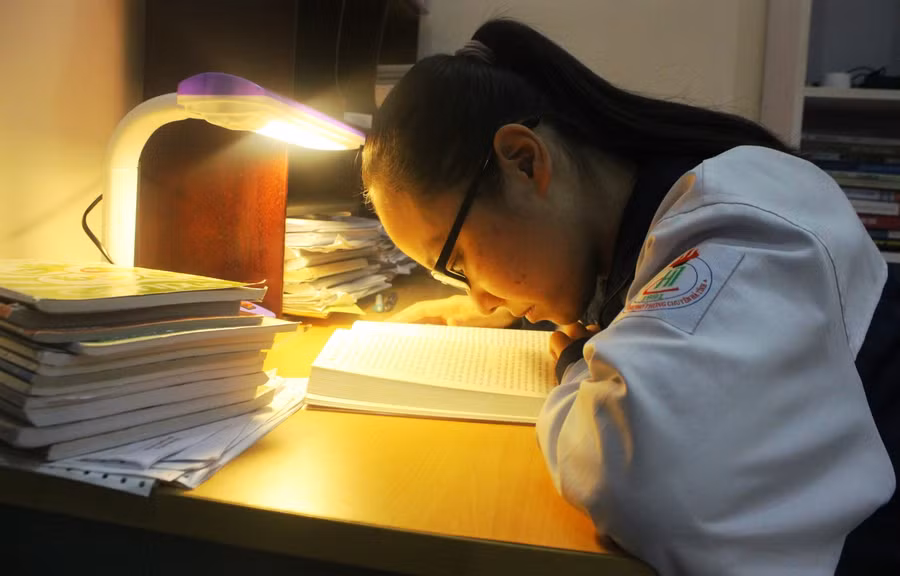Để đọc chữ Phương phải đưa sách sát mắt mới thấy rõ.