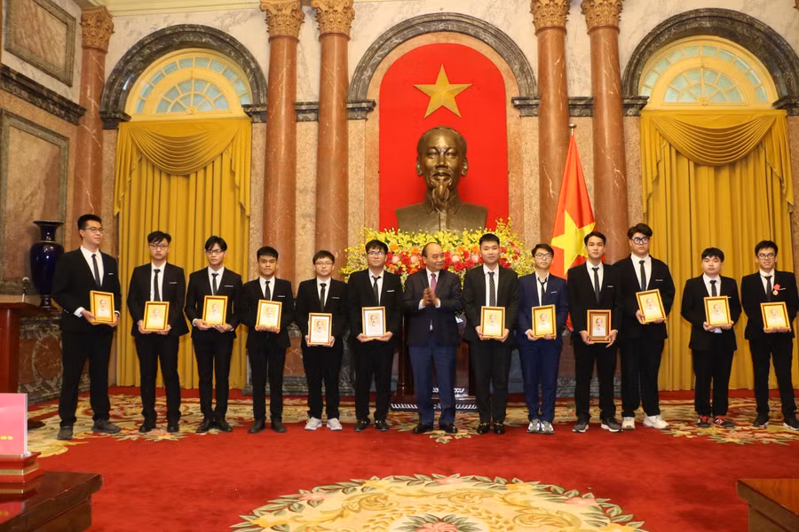 Chủ tịch nước Nguyễn Xuân Phúc chụp ảnh lưu niệm cùng các em học sinh.