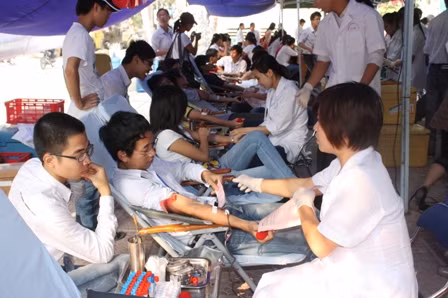 Sinh viên ĐH Y Hà Nội hiến máu cứu người. Ảnh: gdtd.vn Sinh viên ĐH Y Hà Nội hiến máu cứu người. Ảnh: gdtd.vn