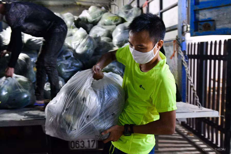 Khoảng 22h tối 29/5 xe hàng "giải cứu" dưa hấu đã đến Hà Nội.