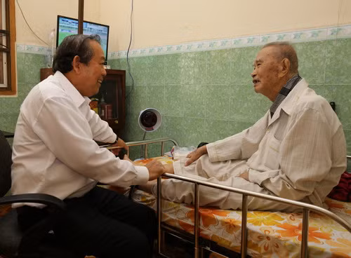 Phó Thủ tướng Trương Hòa Bình thăm, chúc Tết gia đình Anh hùng lực lượng vũ trang nhân dân, nguyên Bí thư Tỉnh ủy Long An Nguyễn Văn Chiêu tại thành phố Tân An, Long An. Ảnh: VGP Phó Thủ tướng Trương Hòa Bình thăm, chúc Tết gia đình Anh hùng lực lượng vũ trang nhân dân, nguyên Bí thư Tỉnh ủy Long An Nguyễn Văn Chiêu tại thành phố Tân An, Long An. Ảnh: VGP