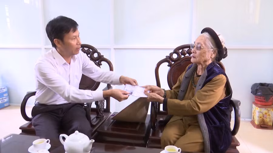 Cụ Lộc gửi số tiền 5 triệu đồng ủng hộ miền Trung đến đại diện Hội Chữ thập đỏ tỉnh Bắc Ninh