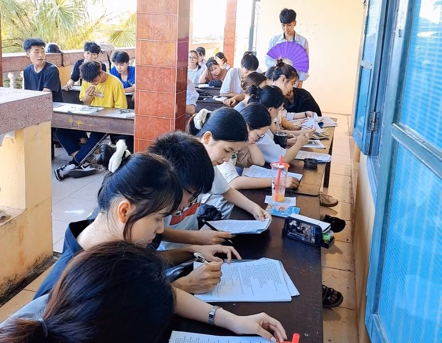 Những ngày mất điện, học sinh ôn tập luyện đề tại hành lang lớp học.