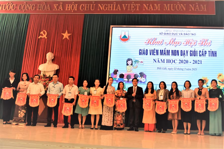 Ban tổ chức trao Cờ lưu niệm cho đại diện các đơn vị tham gia Hội thi