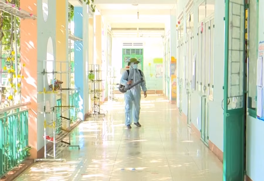 Tỉnh Gia Lai phun thuốc tiêu độc, khử trùng trường học để đón học sinh trở lại trường sau thời gian dài tạm nghỉ để phòng, chống dịch bệnh.