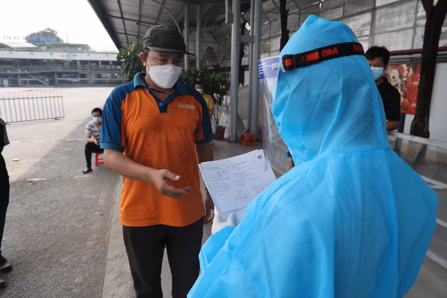 Hà Nội: Xét nghiệm Covid-19 cho lái xe luồng xanh ảnh 4