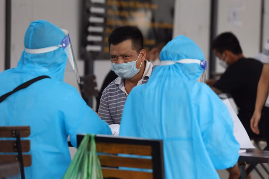 “Nhóm da cam” bao gồm các đối tượng là nhân viên y tế, bệnh nhân, người lao động trực tiếp tại các chuỗi cung ứng, lái xe, shipper, bảo vệ tòa nhà... trên cơ sở chỉ định chuyên môn dịch tễ.