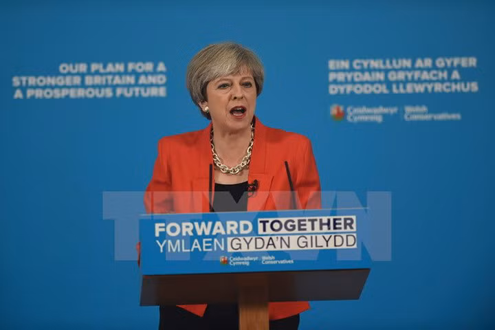 Thủ tướng Anh Theresa May trong cuộc vận động tranh cử ở Wrexham ngày 22/5. (Nguồn: AFP/TTXVN)
