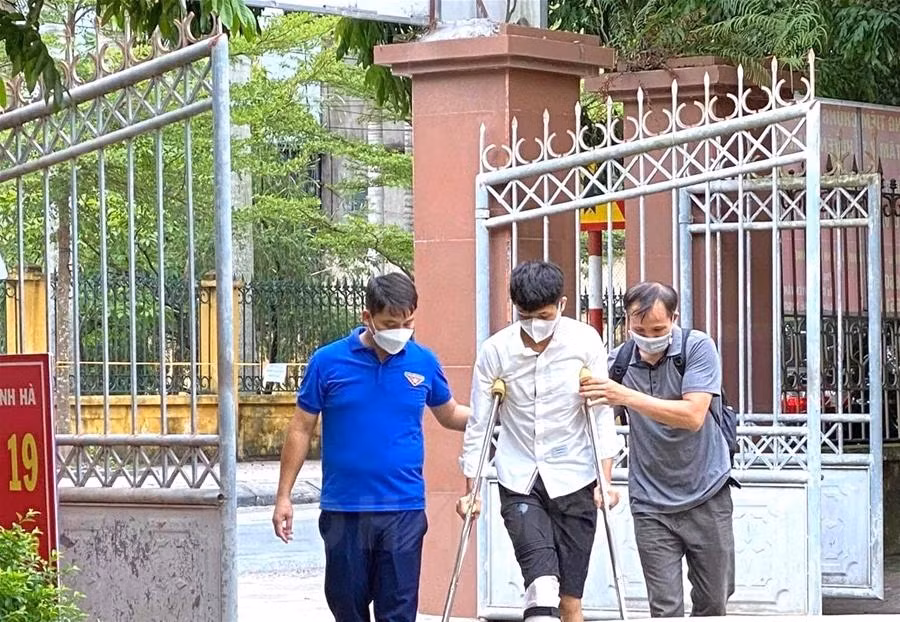 Đoàn viên thanh niên huyện Thanh Hà (Hải Dương) hỗ trợ 1 thí sinh bị gãy chân do tai nạn giao thông vào trường thi