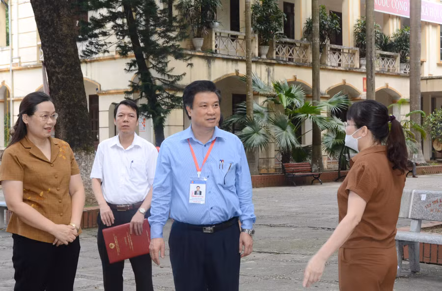 Thứ trưởng Nguyễn Hữu Độ kiểm tra công tác tổ chức thi tại Vĩnh Phúc Thứ trưởng Nguyễn Hữu Độ kiểm tra công tác tổ chức thi tại Vĩnh Phúc