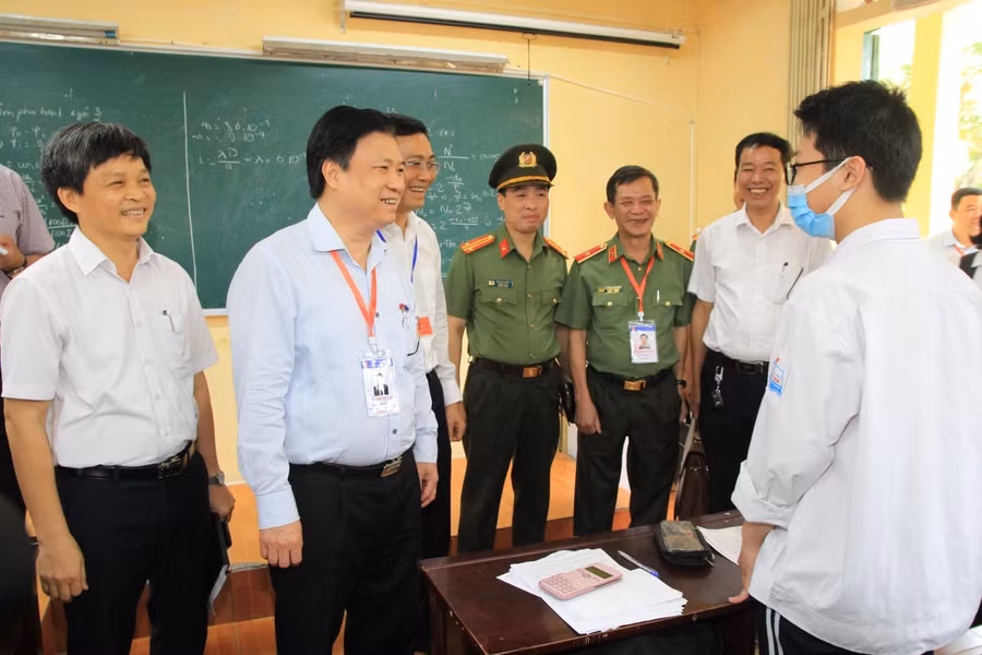 Thứ trưởng Nguyễn Hữu Độ kiểm tra công tác tổ chức thi tại Hải Phòng Thứ trưởng Nguyễn Hữu Độ kiểm tra công tác tổ chức thi tại Hải Phòng