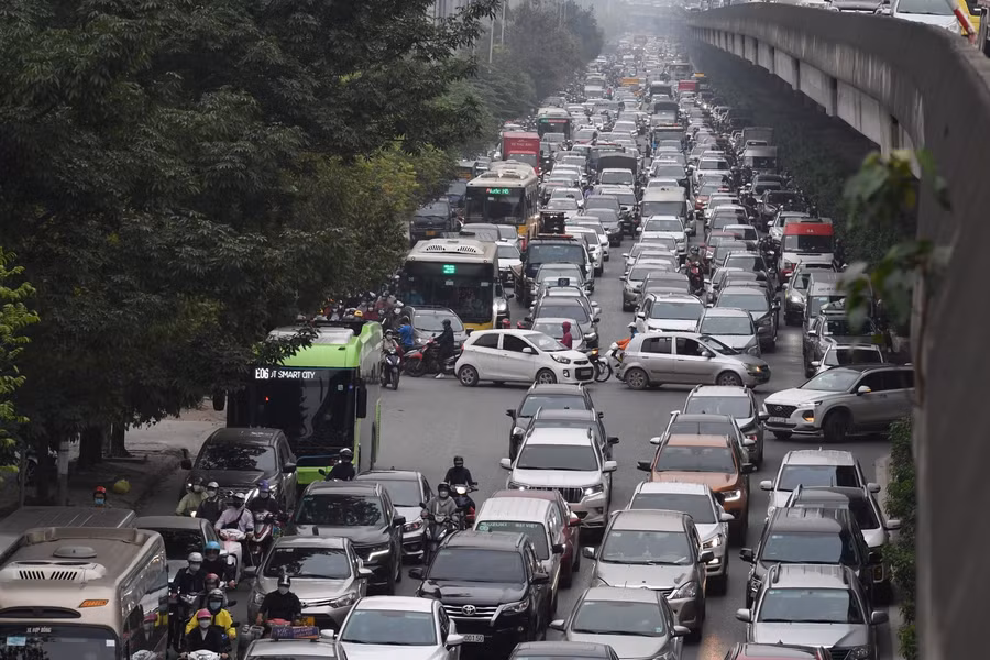 Người dân đổ về Thủ đô sau kỳ nghỉ lễ, nhiều tuyến đường ùn tắc kéo dài ảnh 16