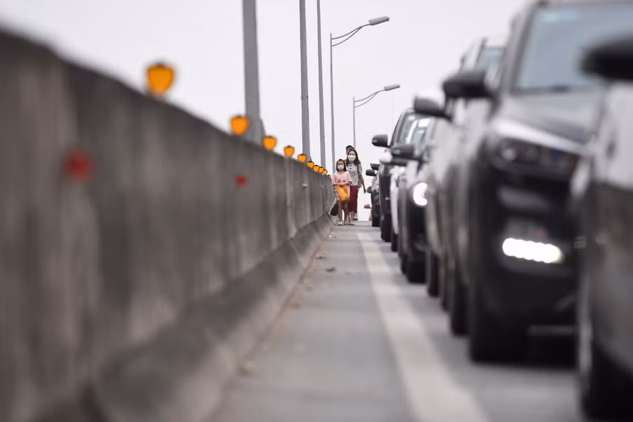 Nhiều người dân đã lựa chọn xuống xe từ trên đường vành đai 3 trên cao để đi bộ.