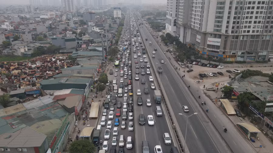 Tại đường Nguyễn Xiển, vành đai 3 trên cao lượng phương tiện tăng đột biến, khiến cho giao thông nơi đây trở nên ùn tắc.