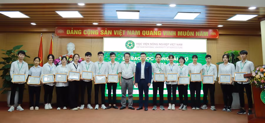 TS Giang Trung Khoa - Trưởng ban Công tác Chính trị & Công tác sinh viên, Học viện Nông nghiệp Việt Nam và ông Ngô Duy Đông, Trưởng phòng nhân sự Công ty Cổ phần Chăn nuôi C.P Việt Nam trao học bổng cho sinh viên. Ảnh: VNUA. TS Giang Trung Khoa - Trưởng ban Công tác Chính trị & Công tác sinh viên, Học viện Nông nghiệp Việt Nam và ông Ngô Duy Đông, Trưởng phòng nhân sự Công ty Cổ phần Chăn nuôi C.P Việt Nam trao học bổng cho sinh viên. Ảnh: VNUA.