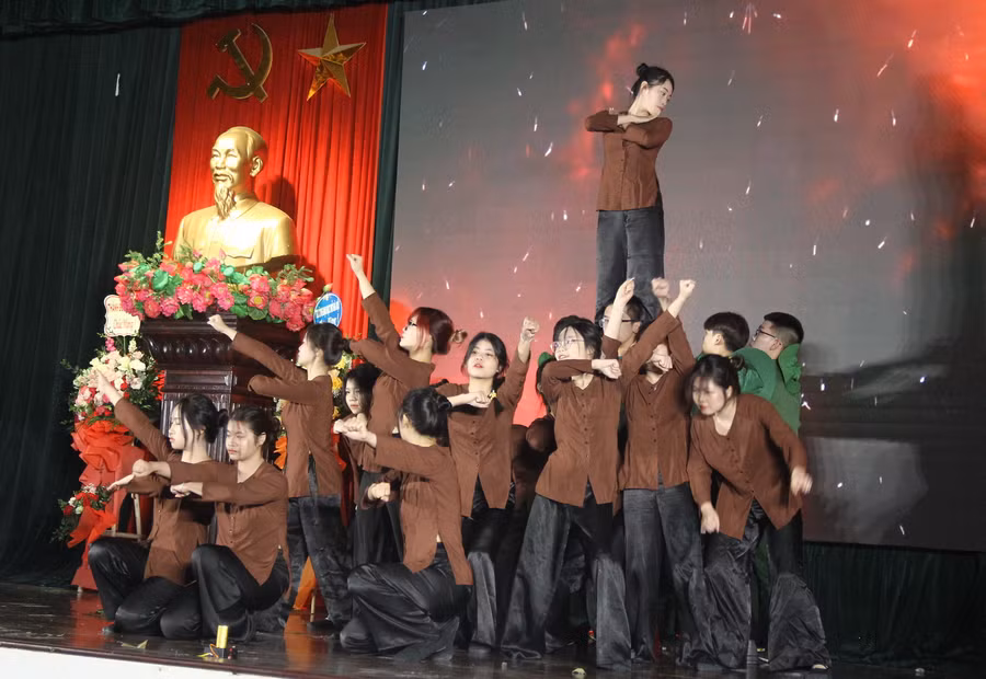 'Sinh viên Trường ĐH mở Hà Nội thể hiện sinh động tinh thần kháng chiến chống quân xâm lược của quân và dân ta.