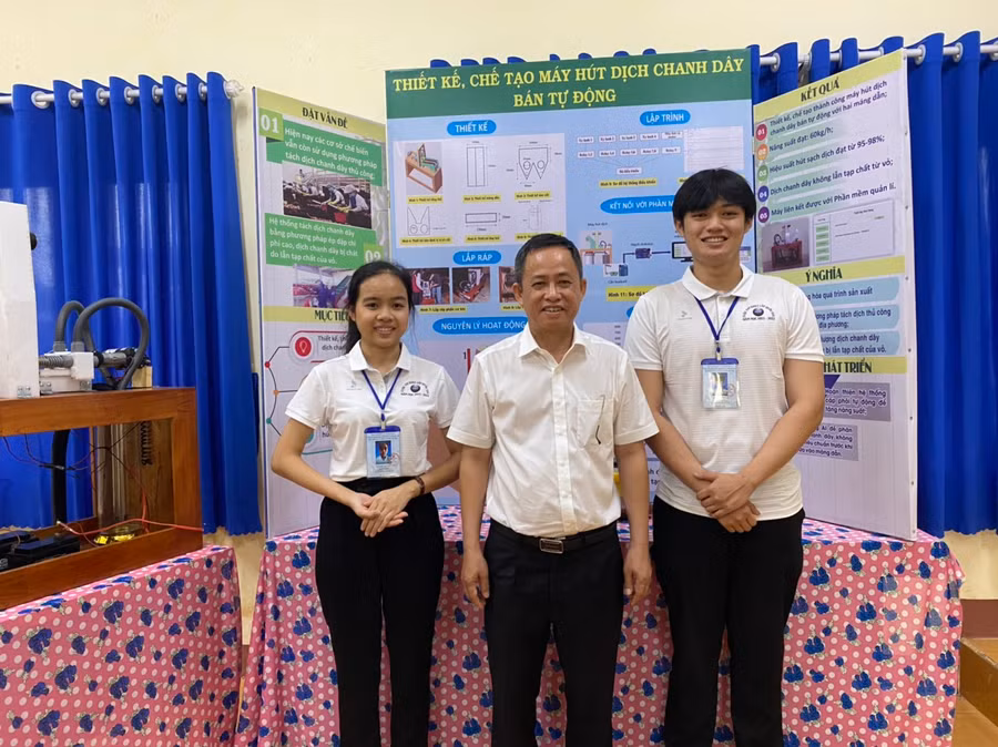 TS Đỗ Tường Hiệp - Phó Giám đốc Sở GD&amp;ĐT chúc mừng các học sinh là tác giả của dự án đoạt giải Nhất và được lựa chọn dự thi quốc tế.