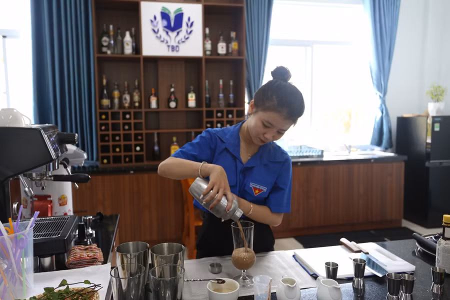 Một nữ sinh tham gia "thử tài pha chế".