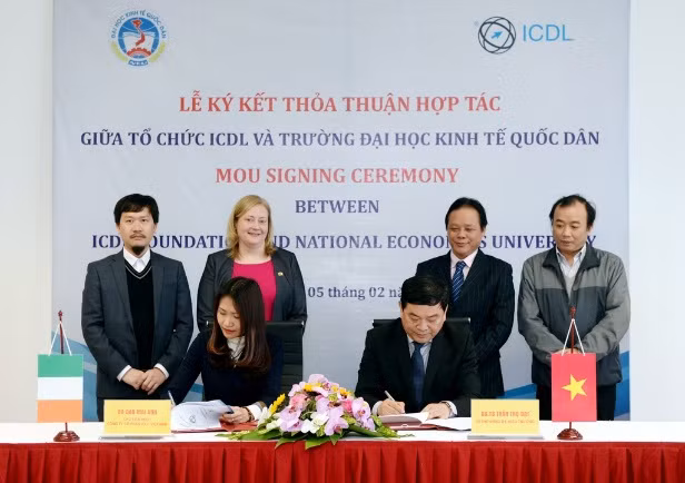 GS.TS Trần Thọ Đạt – Bí thư Đảng ủy, Hiệu trưởng Trường ĐHKTQD và bà Đào Mai Anh - Chủ tịch Hội đồng Quản trị Công ty Cổ phần ICDL Việt Nam, đại diện cho Tổ chức ICDL tại Việt Nam, ký kết Thỏa thuận hợp tác