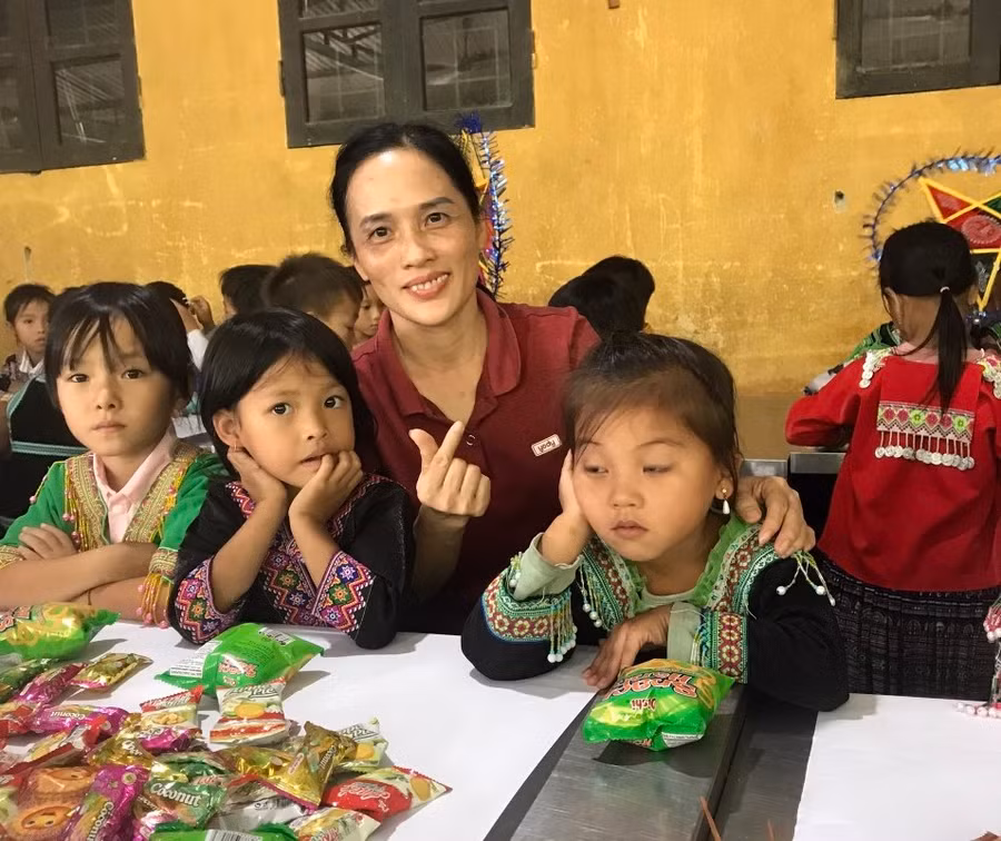 Trách nhiệm và gắn bó với nghề, cô giáo Lê Thị Thanh Huyền đã 2 lần xung phong lên với vùng cao. Trách nhiệm và gắn bó với nghề, cô giáo Lê Thị Thanh Huyền đã 2 lần xung phong lên với vùng cao.