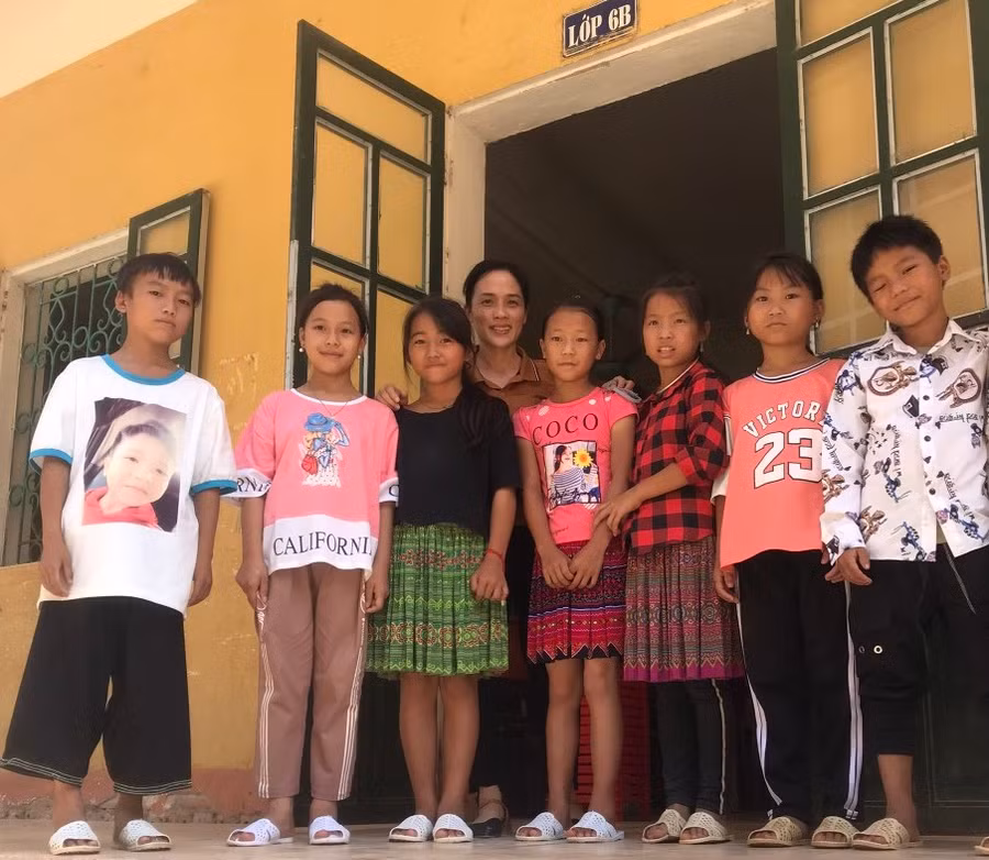 Niềm vui lớn của cô giáo Lê Thị Huyền là giúp các các em học sinh được học tập tiếng Anh đầy đủ. Niềm vui lớn của cô giáo Lê Thị Huyền là giúp các các em học sinh được học tập tiếng Anh đầy đủ.