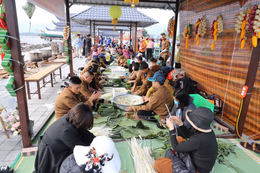 Chương trình có sự tham gia của khoảng 3.000 tăng, ni phật tử, tình nguyện viên và du khách tham gia gói bánh đã tạo nên bầu không khí hồ hởi trong những ngày đầu năm 2023.