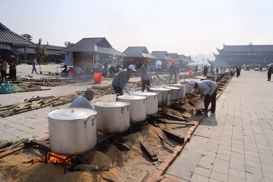 Một phần trong số 10.000 bánh chưng xanh được gói ngày hôm nay cũng sẽ được các tình nguyện viên mang đến tặng bà con ở những xã, huyện vùng sâu, vùng xa của tỉnh Sơn La còn khó khăn.