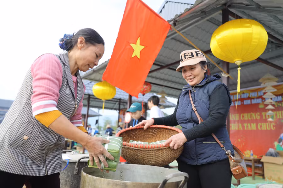 Sau khi gói xong, toàn bộ số bánh được luộc ngay trong khu vực chùa Tam Chúc và sẽ được đưa đi tặng bà con trong và ngoài tỉnh Hà Nam.