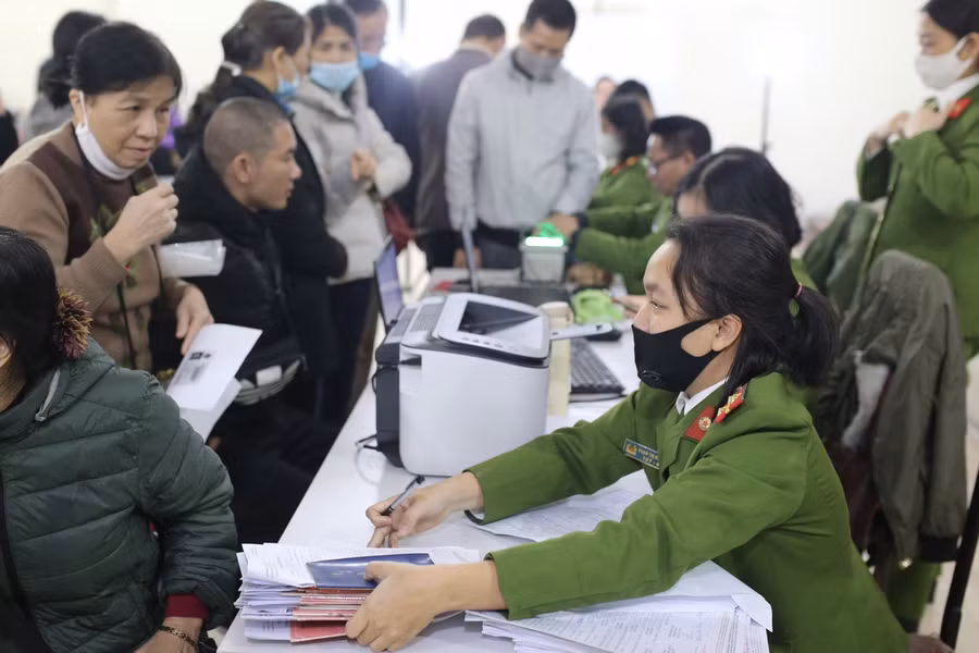 Những trường hợp công dân đang tạm trú trên địa bàn TP. Hà Nội phải tiến hành kê khai phiếu thu thập thông tin dân cư (DC01) tại nơi đang tạm trú trước khi làm thủ tục cấp CCCD mẫu mới. Ảnh VGP/Nhật Bắc.