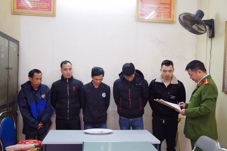 Các đối tượng có hành vi sử dụng ma túy trong quán karaoke bị bắt giữ. Ảnh: Công an Hải Dương.
