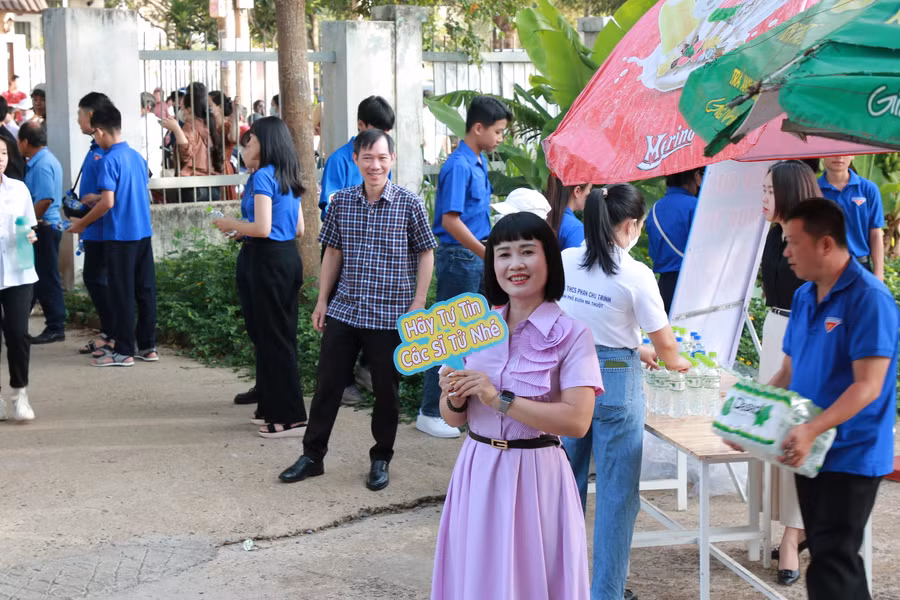 Lời nhắn gửi đáng yêu đến từ thầy cô giáo Trường THCS Phan Chu Trinh, TP Buôn Ma Thuột. (Ảnh: TT) Lời nhắn gửi đáng yêu đến từ thầy cô giáo Trường THCS Phan Chu Trinh, TP Buôn Ma Thuột. (Ảnh: TT)
