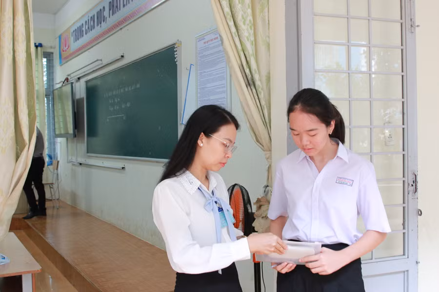 Thí sinh làm thủ tục vào phòng thi tại điểm thi Trường THPT chuyên Nguyễn Du. (Ảnh: TT) Thí sinh làm thủ tục vào phòng thi tại điểm thi Trường THPT chuyên Nguyễn Du. (Ảnh: TT)