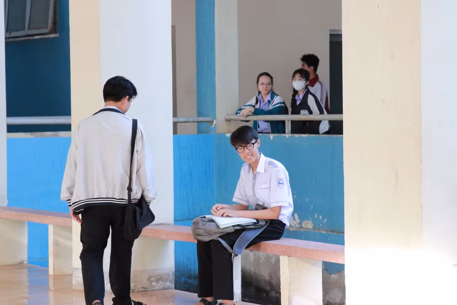 Nhật Minh - Đăng Khôi tranh thủ trao đổi trước giờ vào phòng thi. (Ảnh: TT) Nhật Minh - Đăng Khôi tranh thủ trao đổi trước giờ vào phòng thi. (Ảnh: TT)