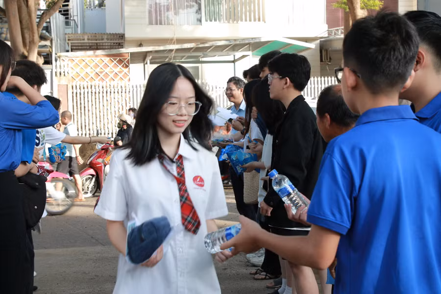 Đội hình tiếp sức mùa thi Trường THCS Phan Chu Trinh phát nước cho thí sinh trước khi vào điểm thi. (Ảnh: TT) Đội hình tiếp sức mùa thi Trường THCS Phan Chu Trinh phát nước cho thí sinh trước khi vào điểm thi. (Ảnh: TT)