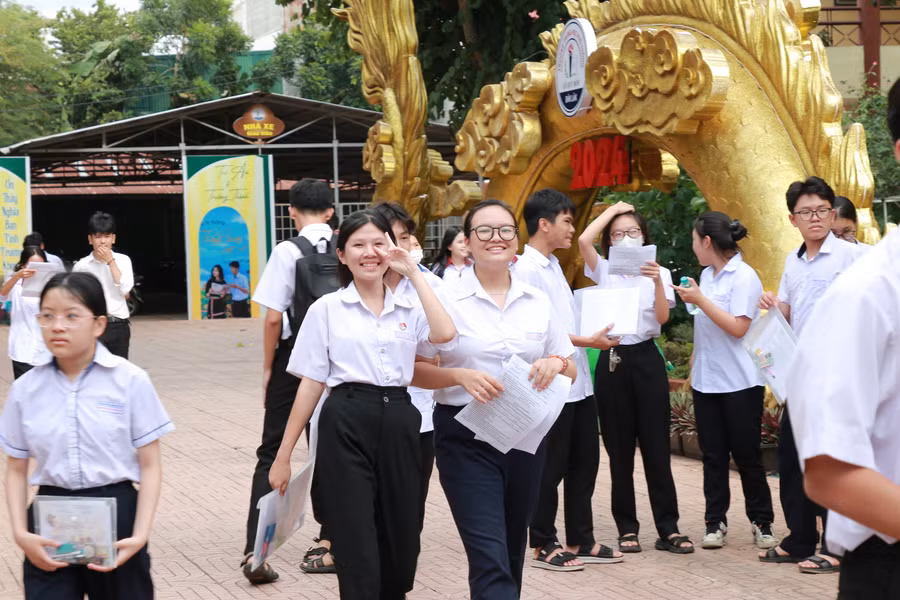 Làm tốt bài thi môn tiếng Anh, các thí sinh rạng ngời rời phòng thi. (Ảnh: TT)