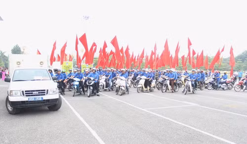 Hàng trăm đoàn viên, thanh niên tuần hành qua các tuyến đường trong thành phố Vĩnh Yên