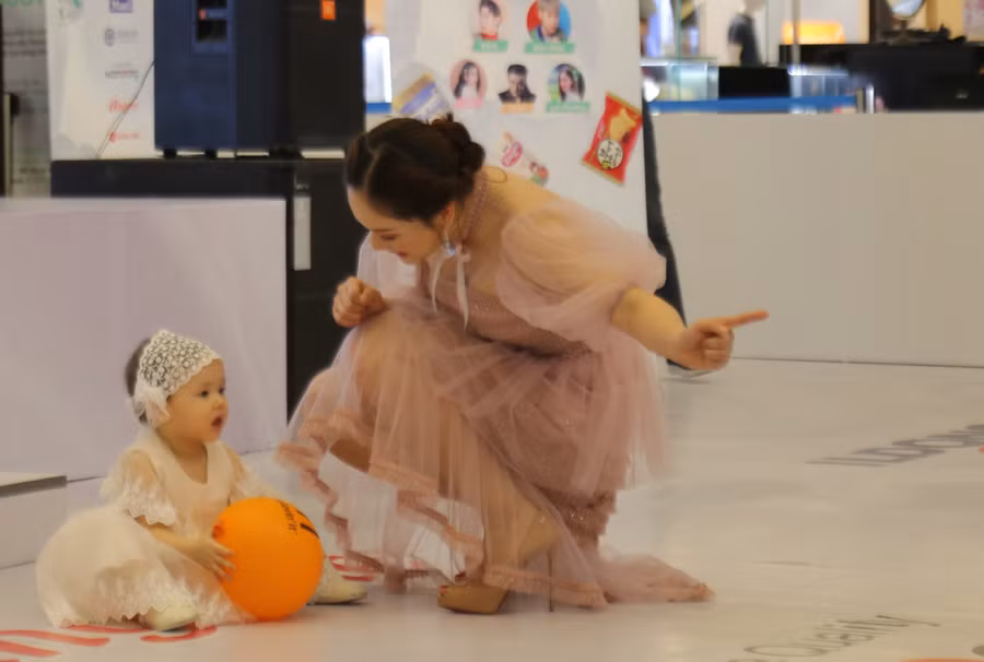 Diễn viên Lan Phương và con gái tại sự kiện.