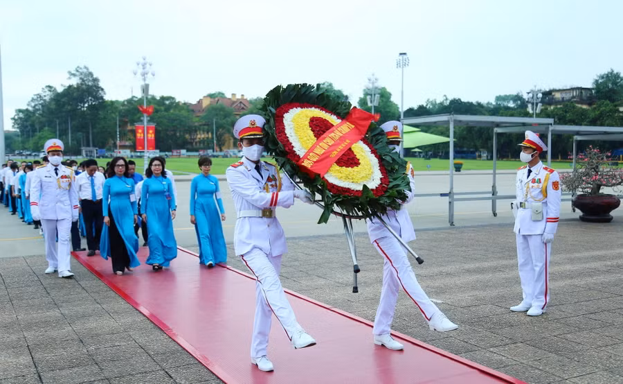 Các đại biểu Trường Đại Học Mở Hà Nội vào Lăng viếng Chủ tịch Hồ Chí Minh. Các đại biểu Trường Đại Học Mở Hà Nội vào Lăng viếng Chủ tịch Hồ Chí Minh.