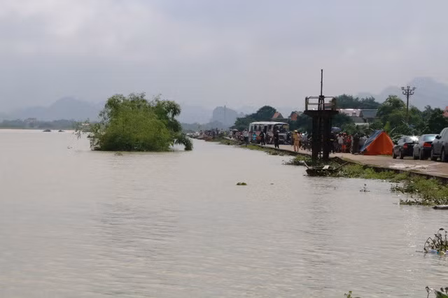 Mực nước lũ sông Hoàng Long trưa 12/10, nước đã giảm 4cm, tuy nhiên trời đã bắt đầu mưa trở lại.