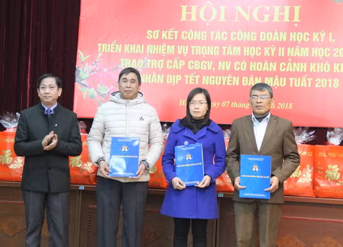 3 công đoàn viên được đại diện Liên đoàn Lao động TP Hà Nội trao quyết định hỗ trợ "Mái ấm công đoàn"