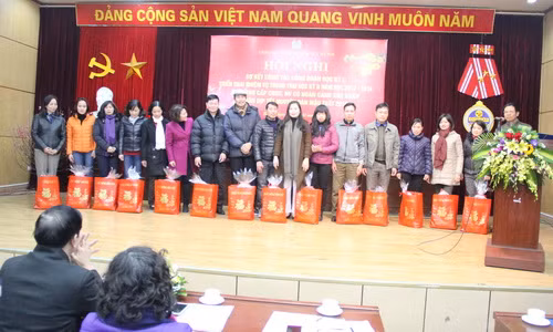 Các công đoàn viên có hoàn cảnh khó khăn được tặng quà Tết Các công đoàn viên có hoàn cảnh khó khăn được tặng quà Tết