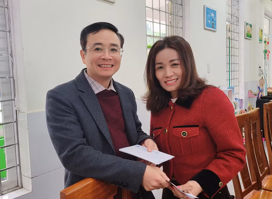 TS Đặng Ngọc Tuấn, Giám đốc Sở GD&amp;ĐT Quảng Bình động viên đội ngũ giáo viên.