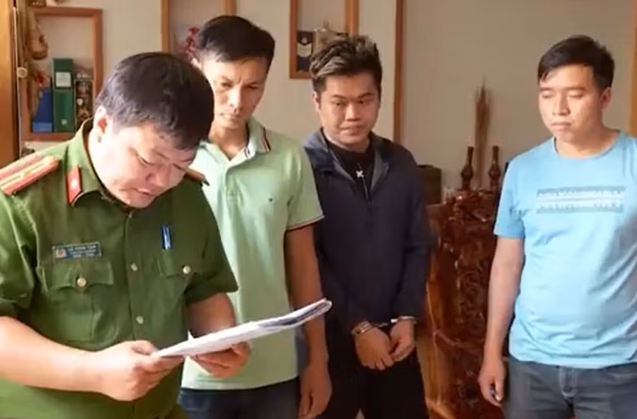 Cơ quan Công an đọc lệnh bắt giữ Nguyên. Cơ quan Công an đọc lệnh bắt giữ Nguyên.